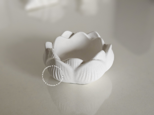 Closed Leaves Lotus Pot (White)
