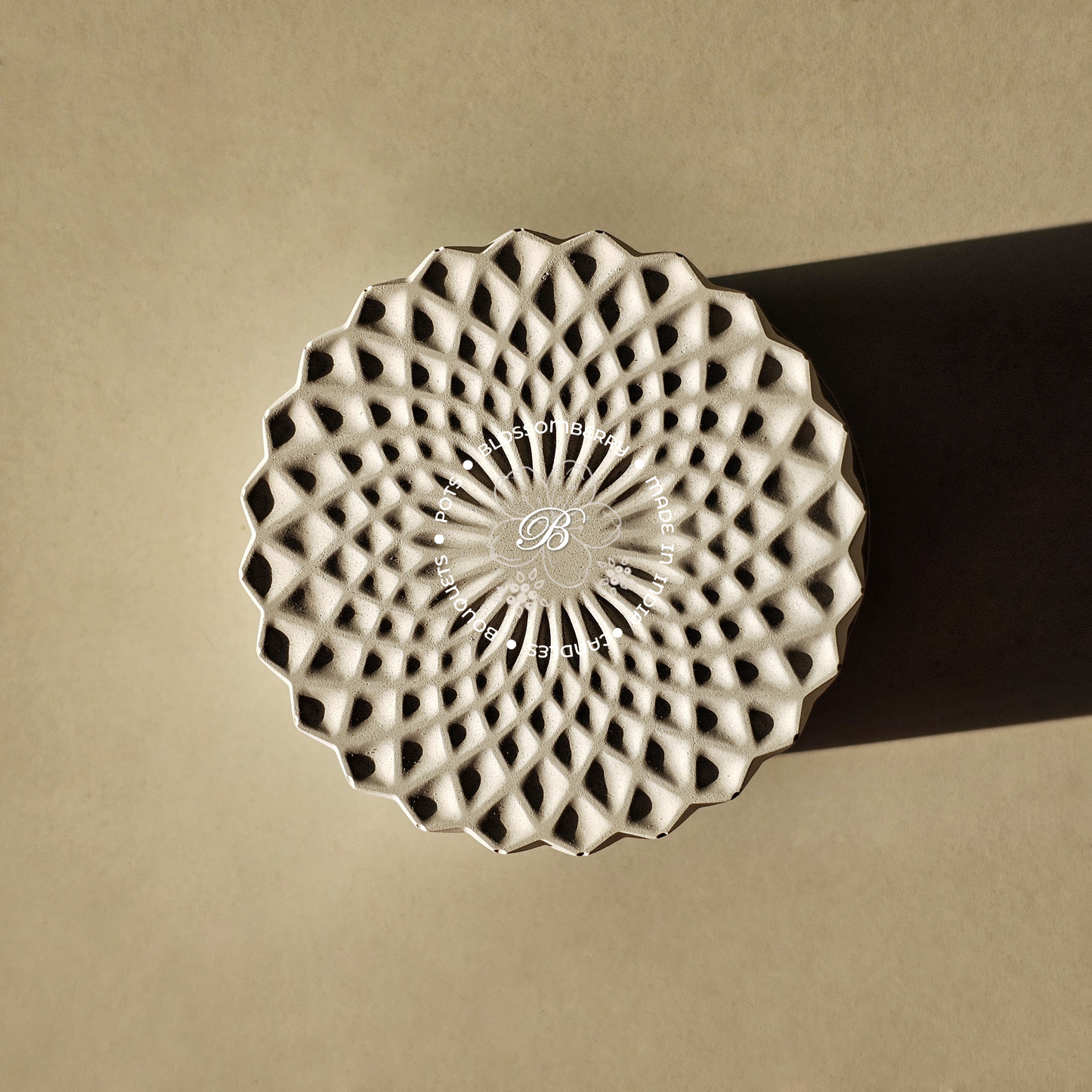 Diamond Cut Design Pot With Lid (White)
