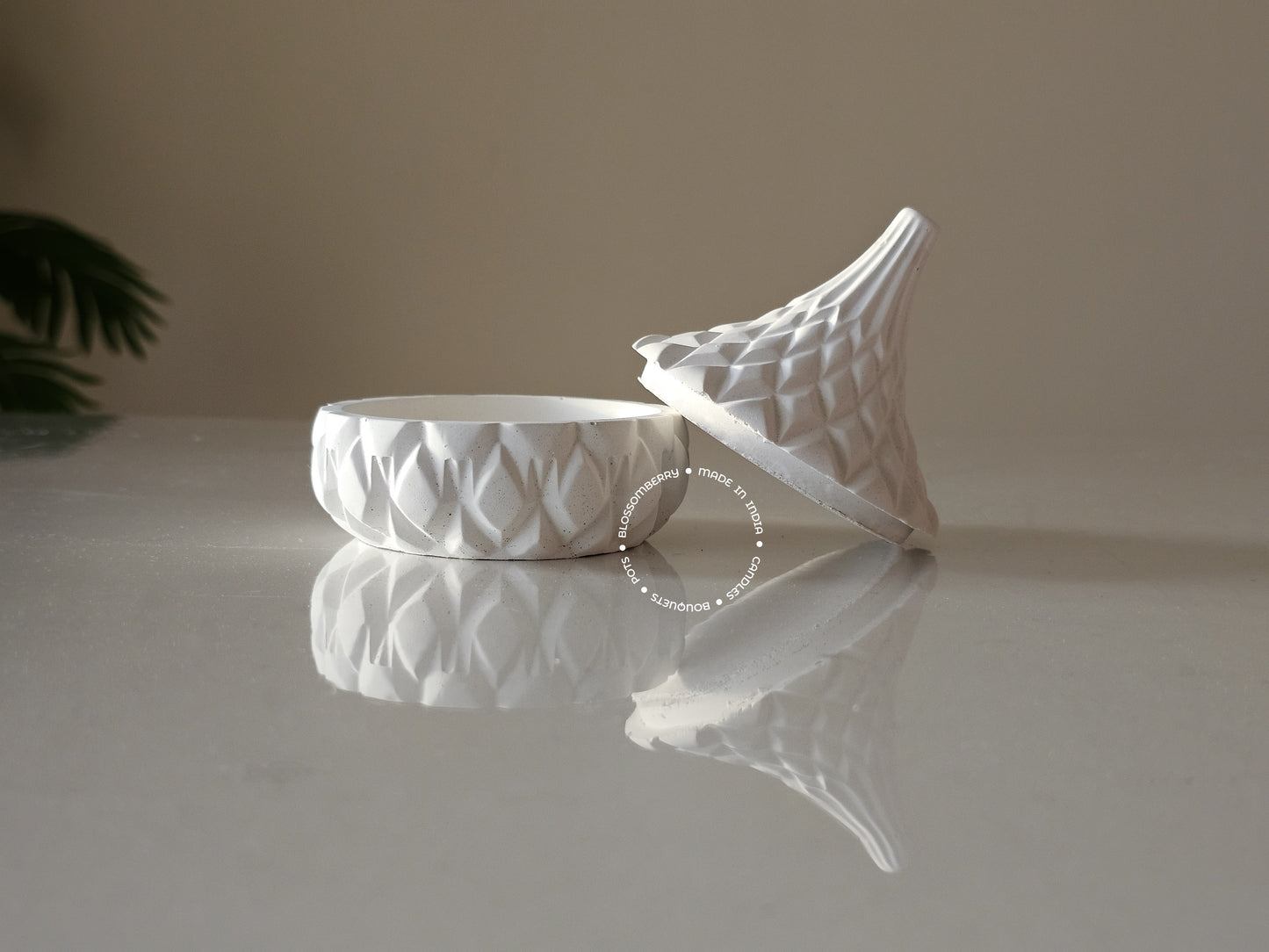 Water Drop Design Pot With Lid (White)