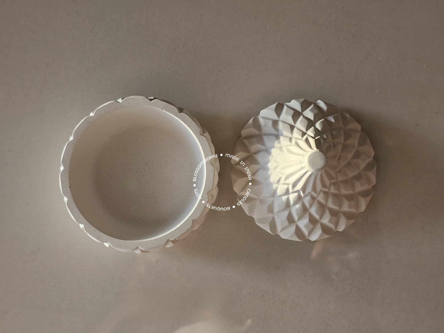 Water Drop Design Pot With Lid (White)