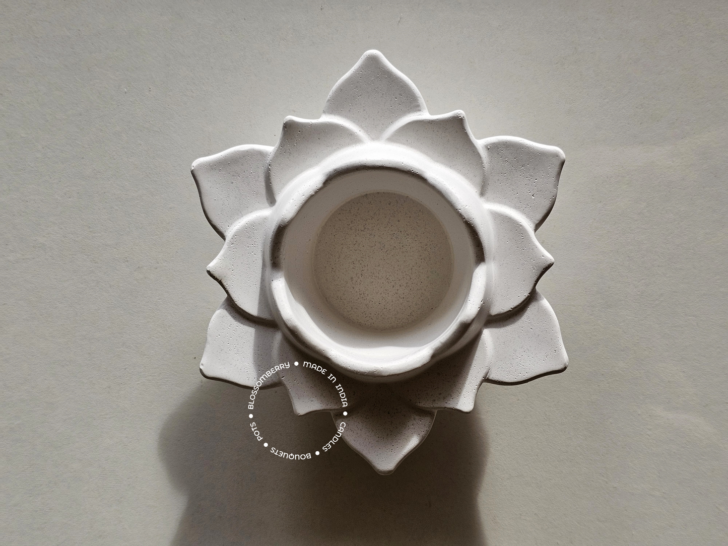 Open Leaves Lotus Pot (White)