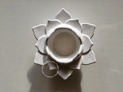Open Leaves Lotus Pot (White)