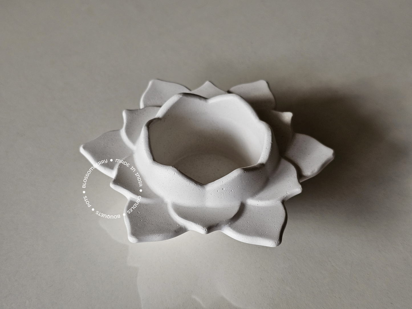 Open Leaves Lotus Pot (White)