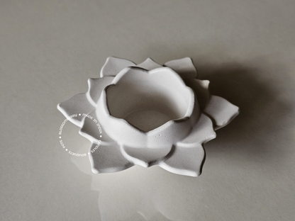 Open Leaves Lotus Pot (White)