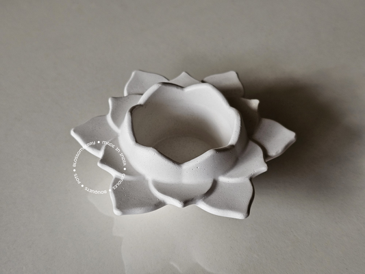 Open Leaves Lotus Pot (White)