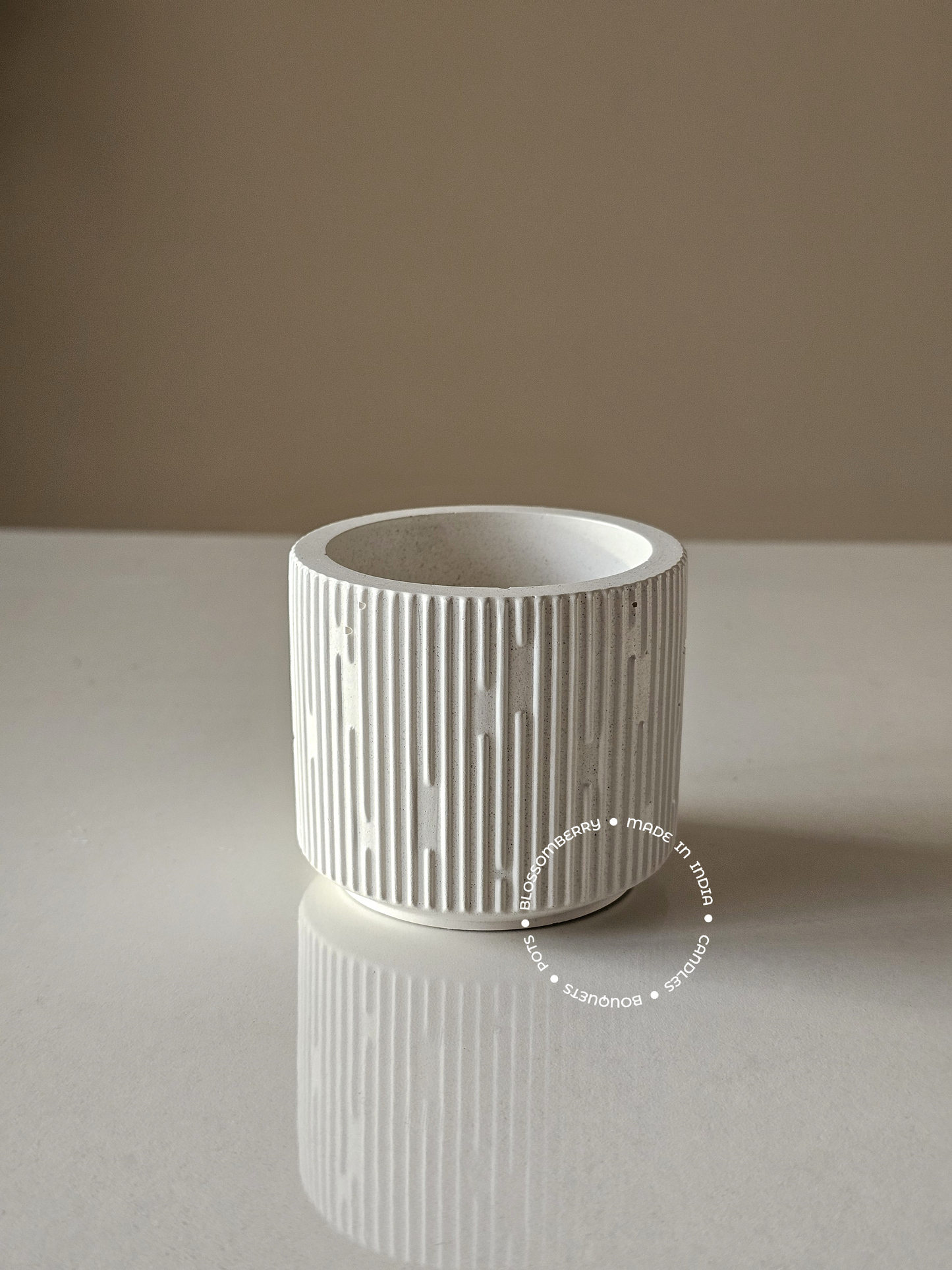 Small Line Pot (White)